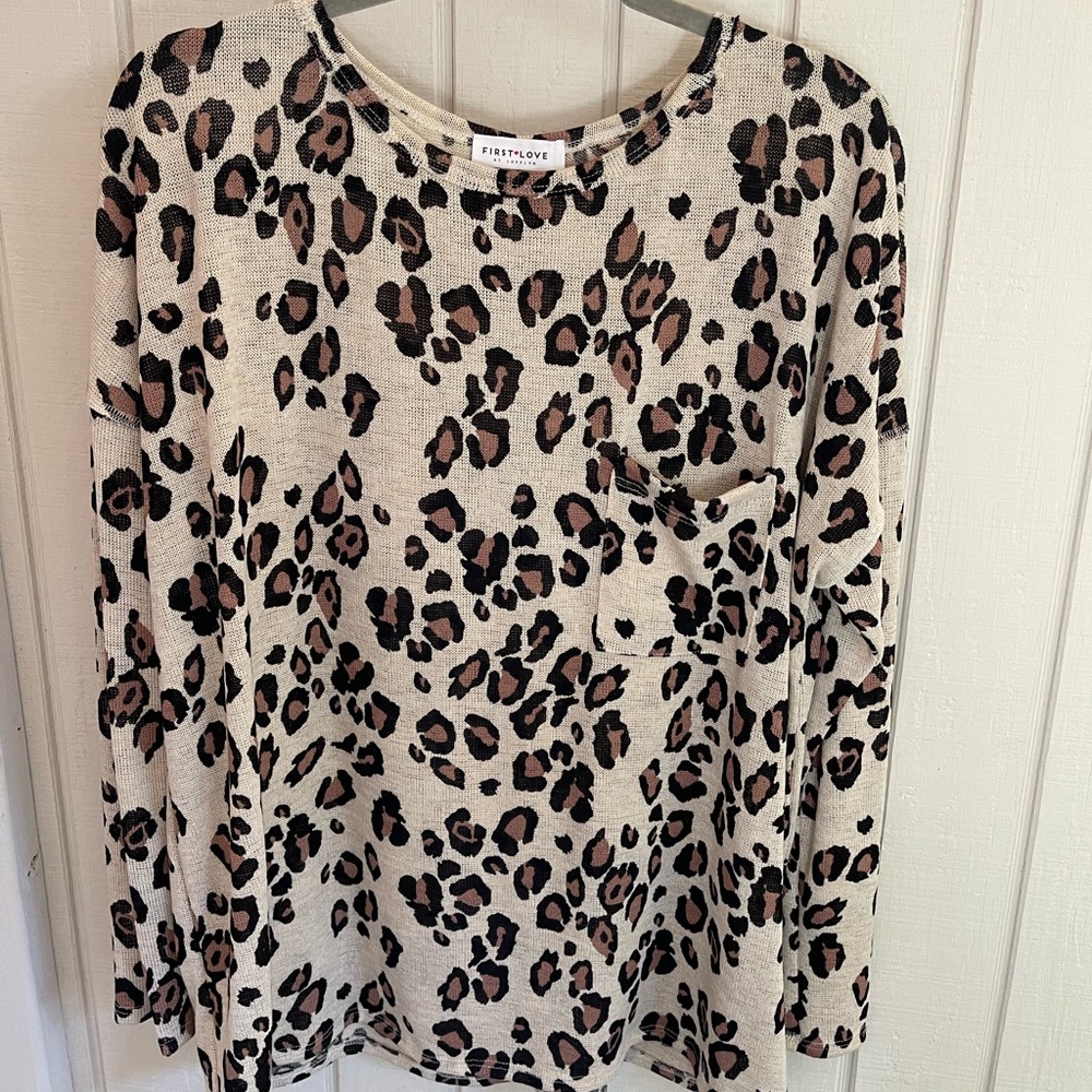 New without tags. Lightweight leopard sweater sz lg